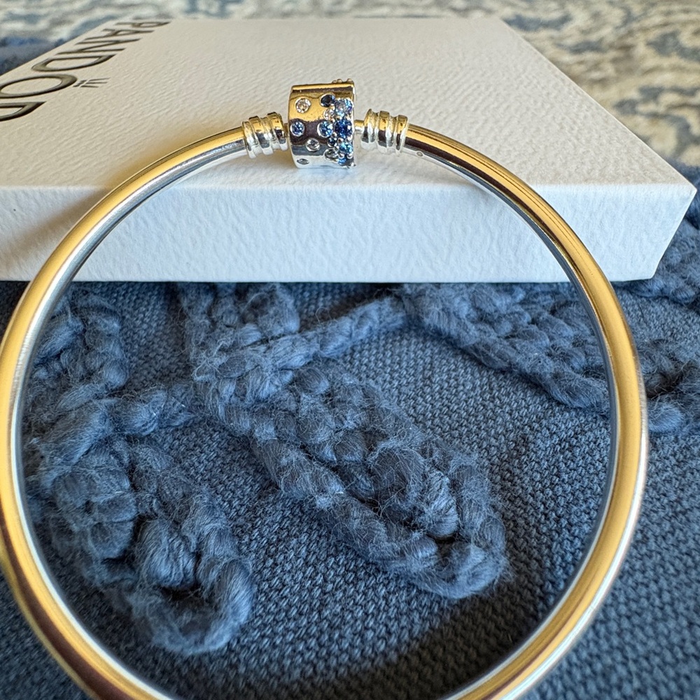 Pandora Silver Barrel Bracelet with Sparkling Blue Details - Picture 2 of 3